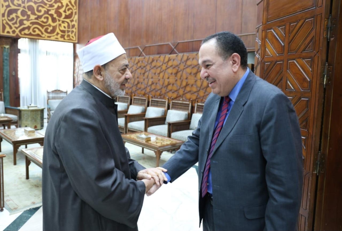 الشيخ الطيب مستقبلاً السفير الغانم 