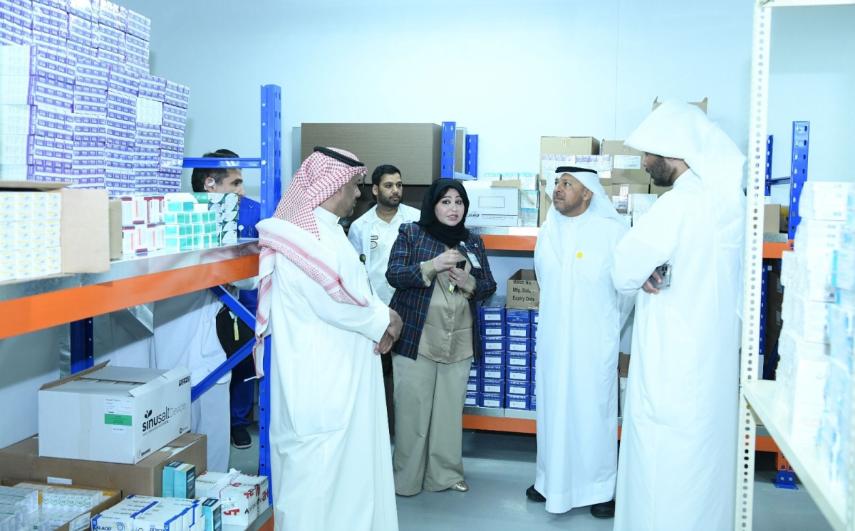 محافظ الفروانية يطلع على المخزون الدوائي بالمستشفى