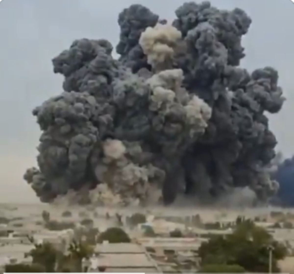 دخان غارات أميركية - إسرائيلية على قاعدة ذخيرة للقوات الجوية في بوشهر
