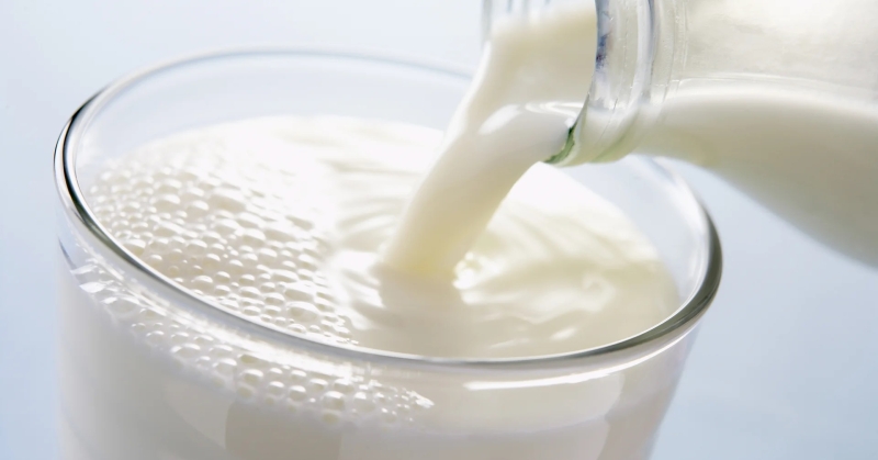 كوب من الحليب يومياً... ماذا يفعل بجسمك؟ 