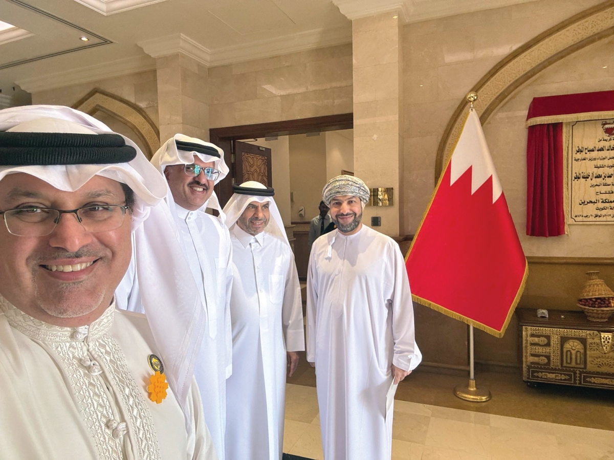 «سيلفي» للسفراء خلال اللقاء