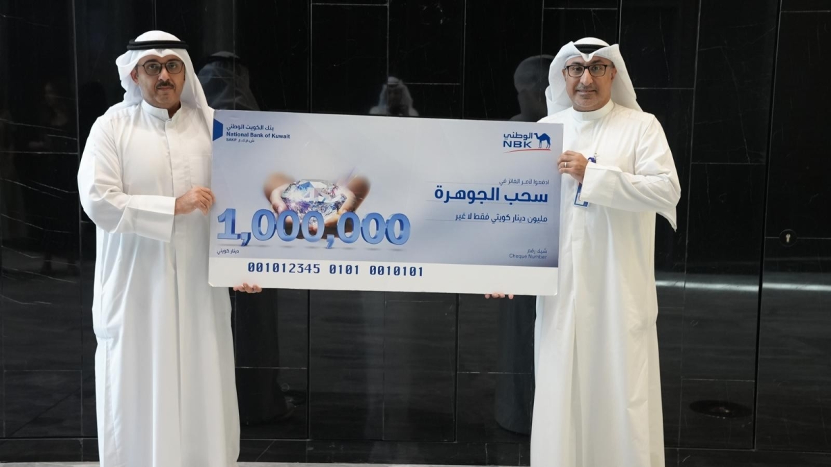 هشام النصف مع سليمان الفهيد الفائز بالجائزة الكبرى لسحب المليون 