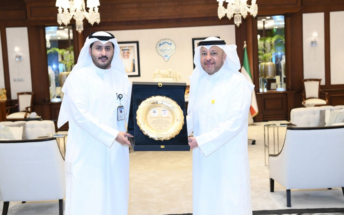 محافظ الفروانية يتسلم درعاً تذكارية من الجلاوي