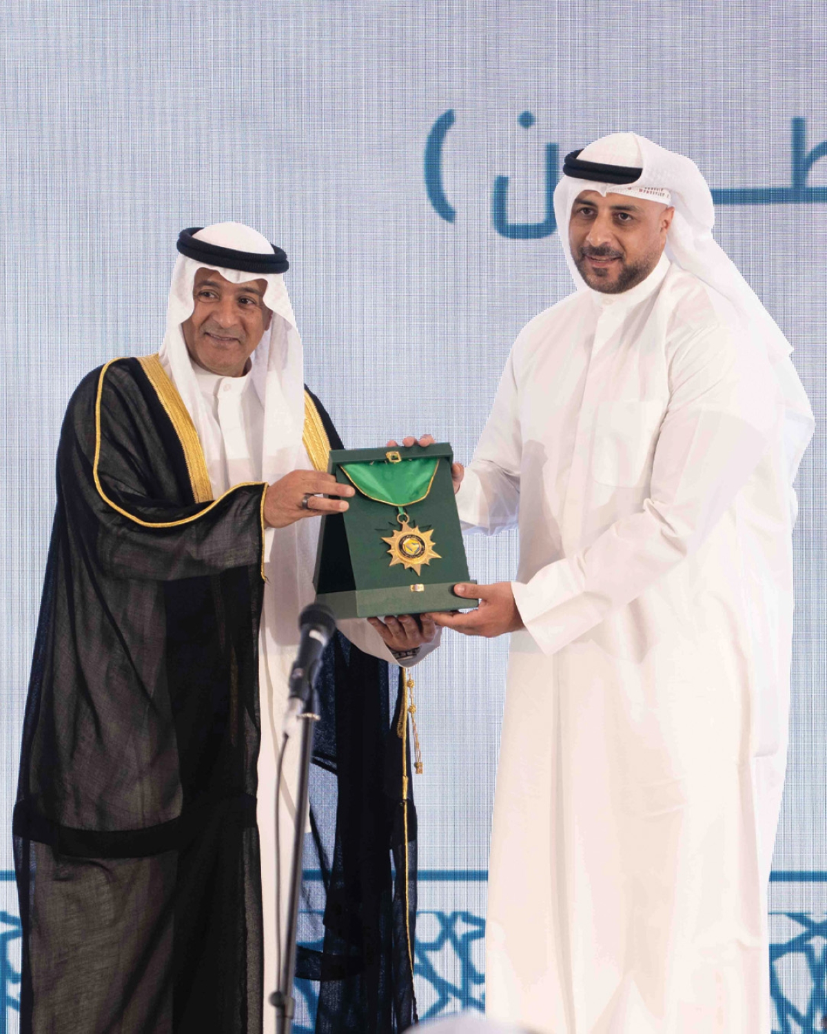 نائب مدير عام مجموعة الموارد البشرية علي حسين أكبر متسلماً 
تكريم «القوى العاملة» تقديراً لتميّزه في نسب التكويت وإحلال العمالة الوطنية