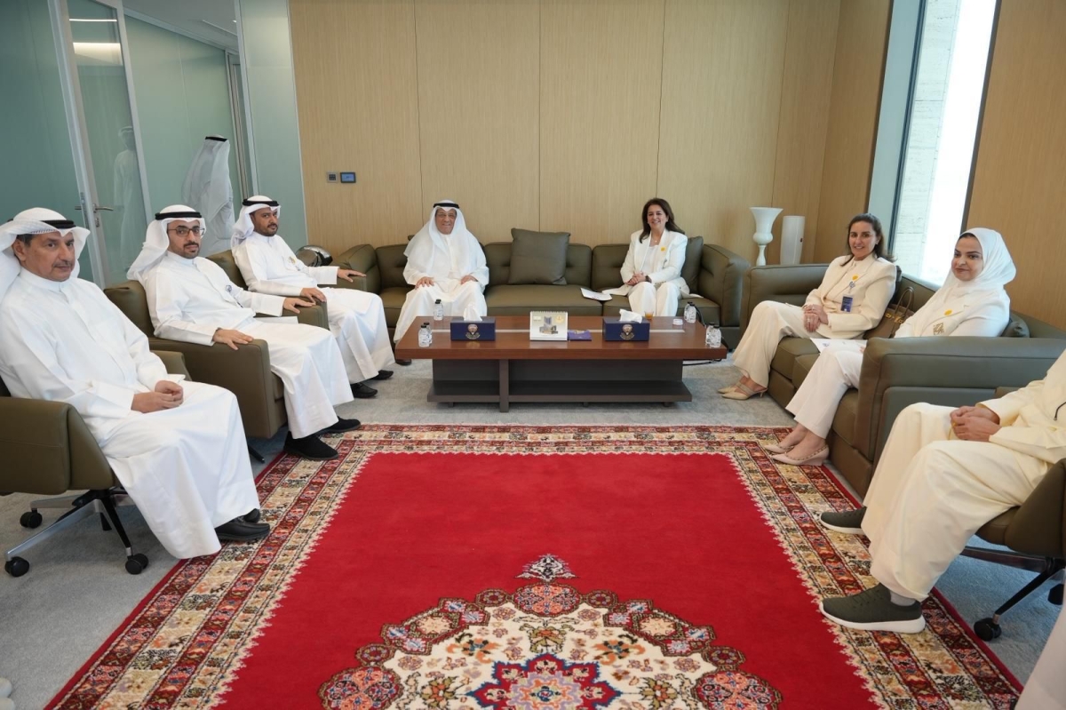 المستشار بورسلي خلال استقباله مسؤولي «نزاهة»