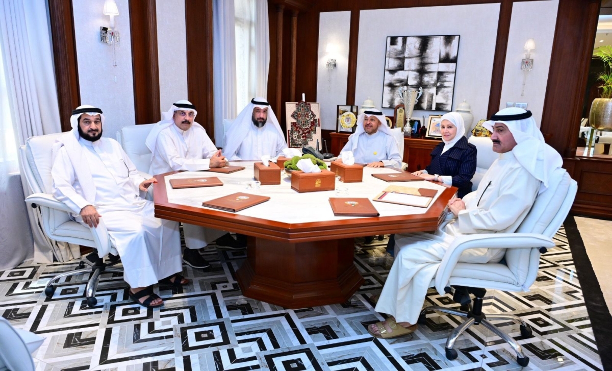 محافظ الفروانية مجتمعاً برؤساء لجان مجلس المحافظة 