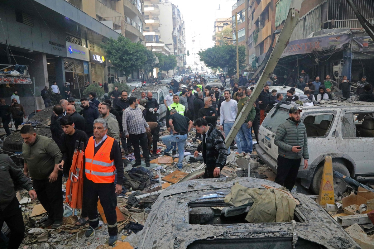 عناصر الدفاع المدني في موقع ضربات على العاصمة اللبنانية (أ ف ب)