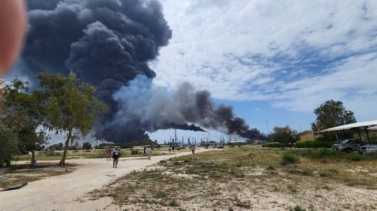 صورة تداولتها مواقع إيرانية لاستهداف مصفاة نفط في جزيرة لاوان