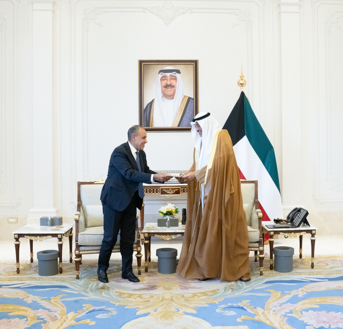 ولي العهد مستلماً الرسالة من وزير الخارجية المصري