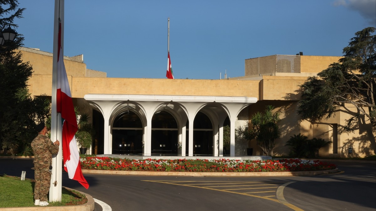 تنكيس الاعلام في القصر الجمهوري
