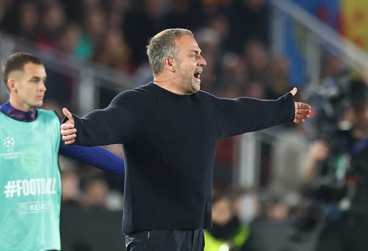 هانز-ديتر فليك محتجاً خلال المباراة (أ ف ب)