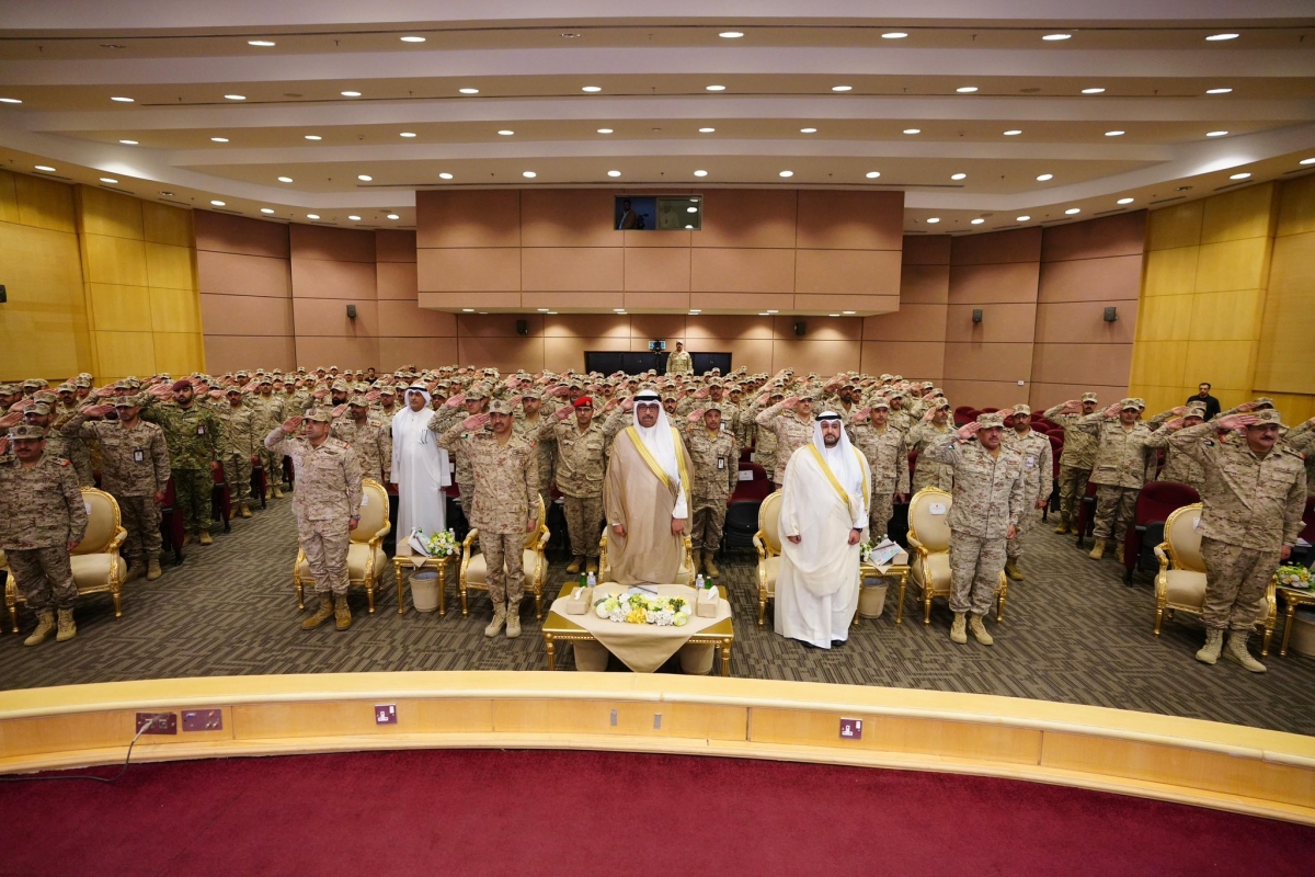 الوزير والوكيل ورئيس الأركان ونائبه في مقدم الحضور لدى بدء مراسم التخريج