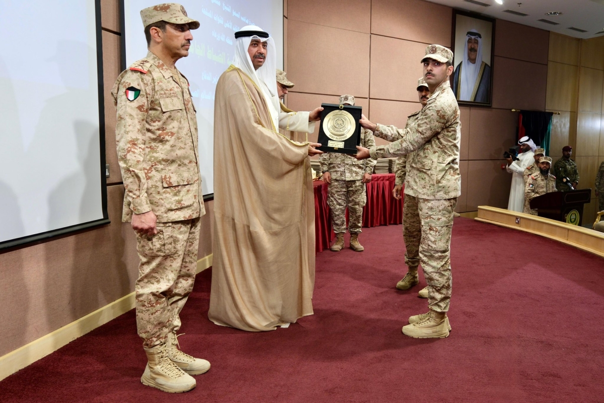 تكريم أحد المتفوقين