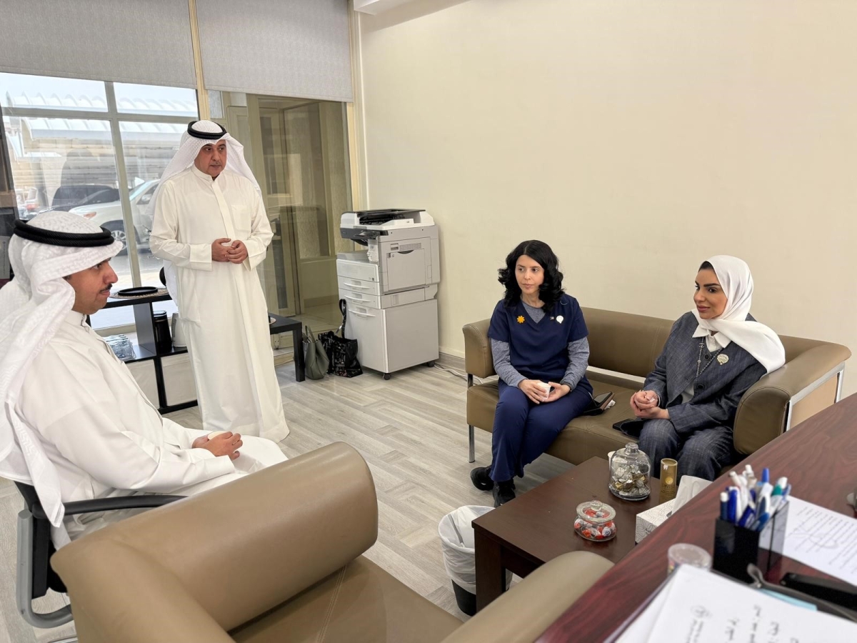 الوزيرة تستمع إلى شرح من مسؤولي الهيئة حول آلية استقبال المراجعين