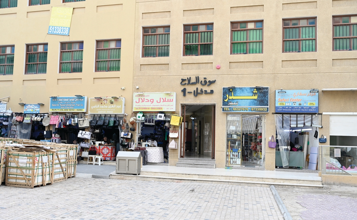 سوق السلاح... نبض المباركية 	 (تصوير سعود سالم)  