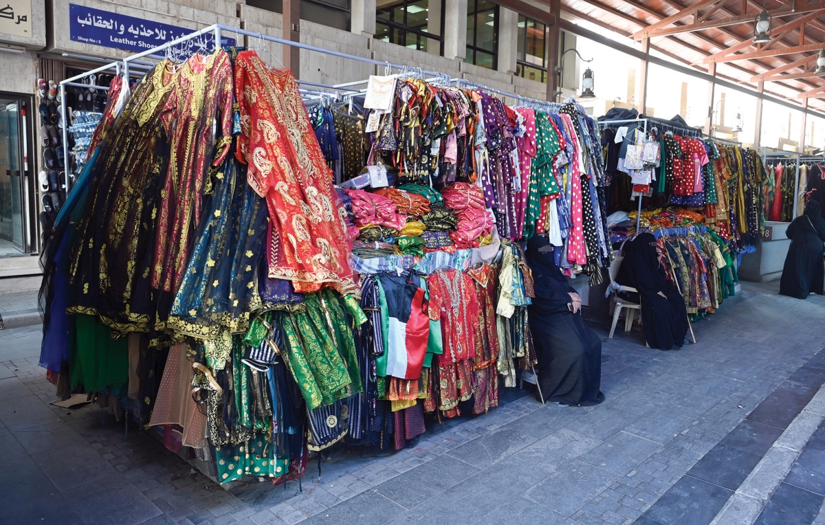 أزياء تقليدية في بسطات السوق 