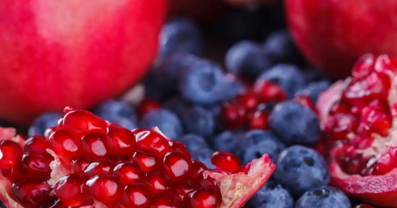 الرمان والتوت الأزرق.. أيهما أفضل لدعم صحة القلب؟ 