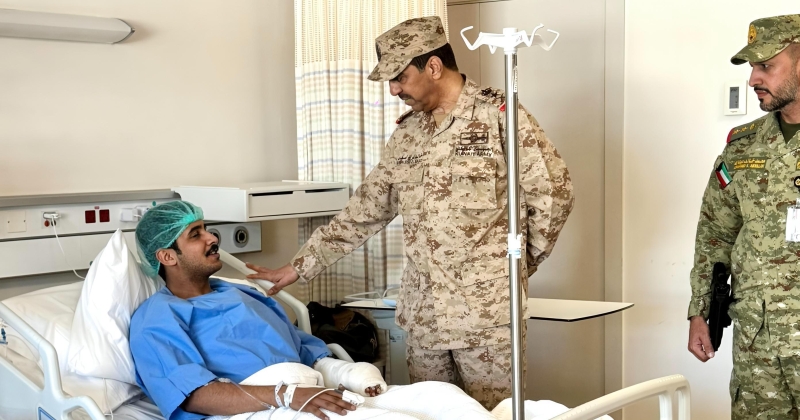 الكويت – رئيس الأركان يتفقد جرحى الحرس الوطني