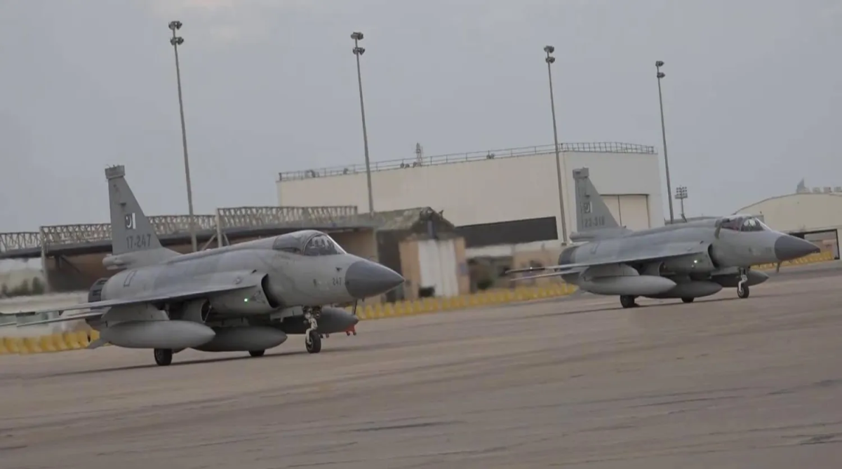 طائرات «جيه إف 17» خلال تدريبات سعودية باكستانية في قاعدة الملك عبد العزيز الجوية عام 2024 