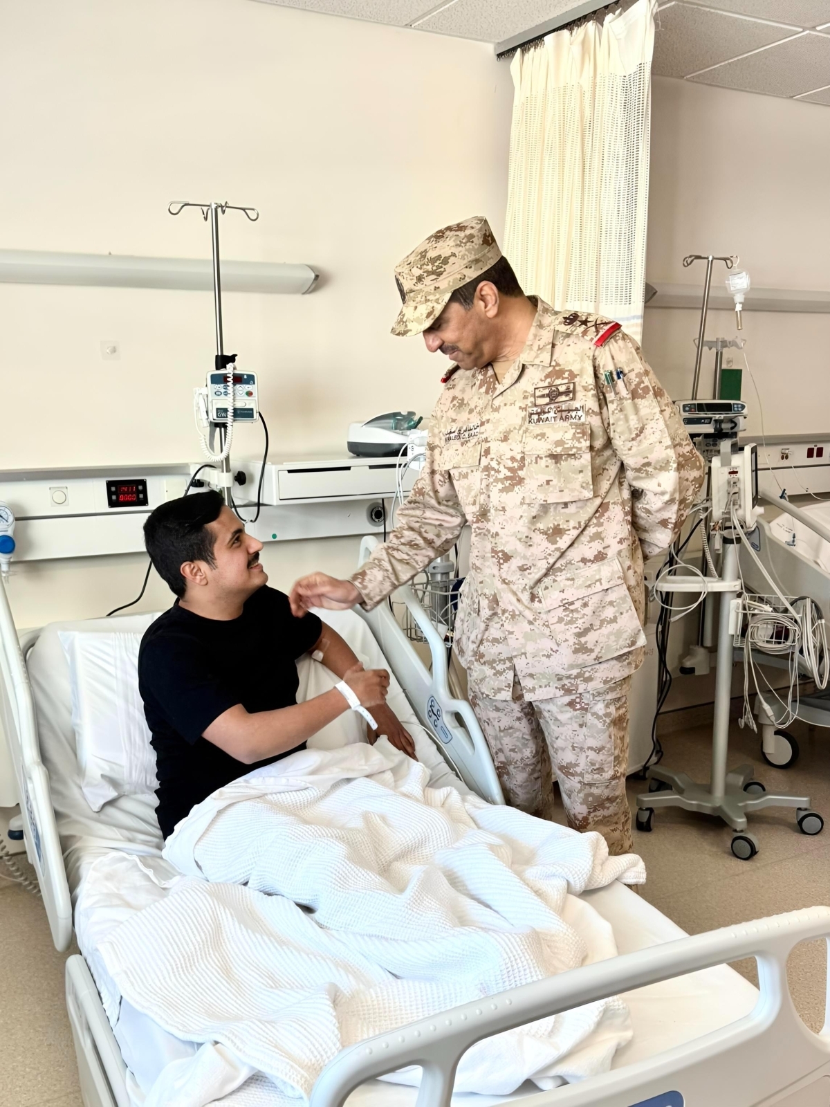 رئيس الأركان خلال زيارته لأحد مصابي «الحرس»