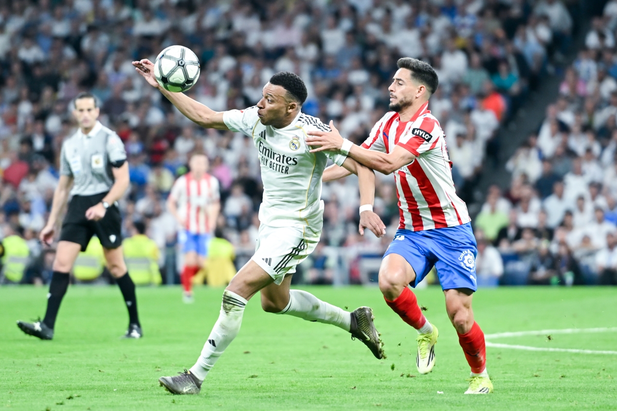  كيليان مبابي متخطياً أليكس مورينو