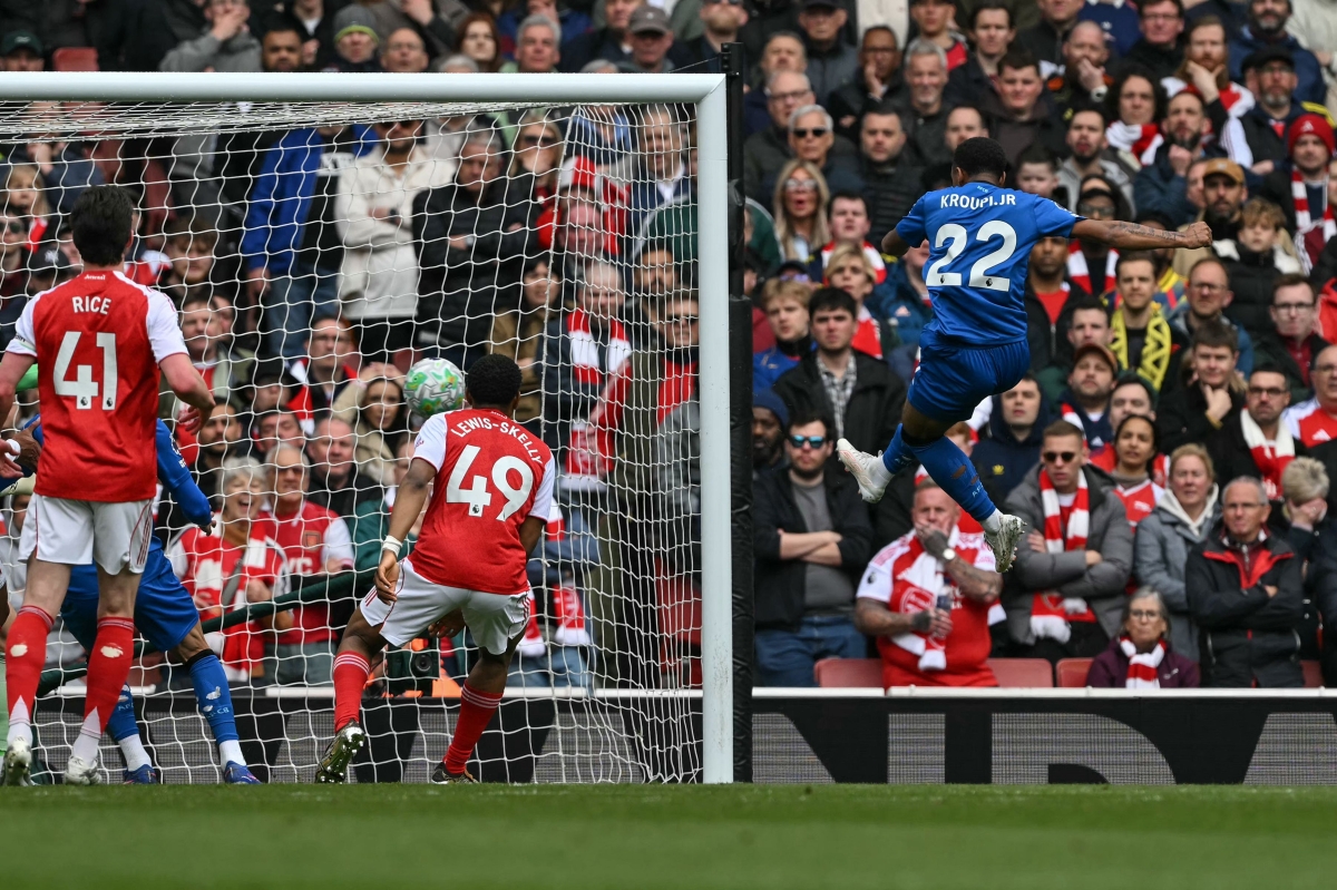   جونيور كروبي مسجلاً في مرمى أرسنال (أ ف ب)