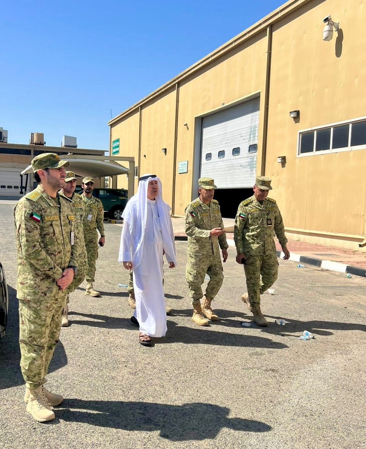 رئيس الحرس يتفقد الموقع الذي تعرض للهجوم 