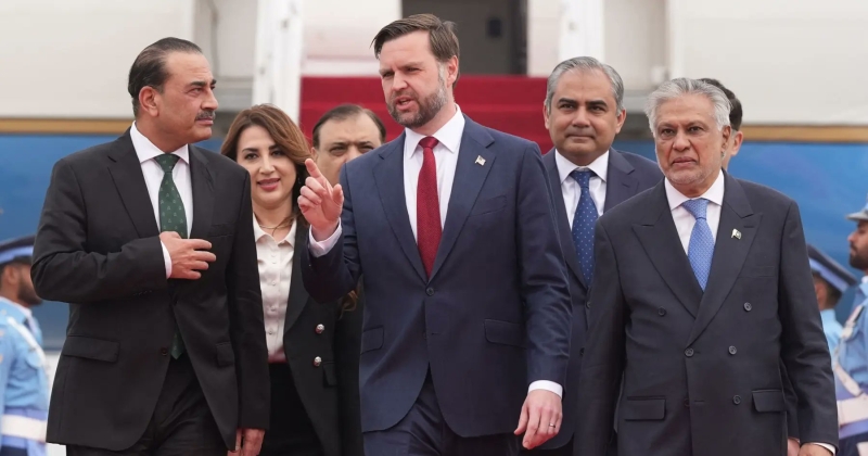 نائب الرئيس الأميركي يصل إسلام آباد.. يقود أول مباحثات رفيعة المستوى بين واشنطن و طهران منذ عام 1979 