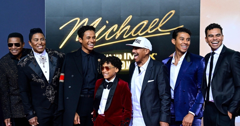 عائلة جاكسون تحضرعرض أول فيلم عن حياة «مايكل»