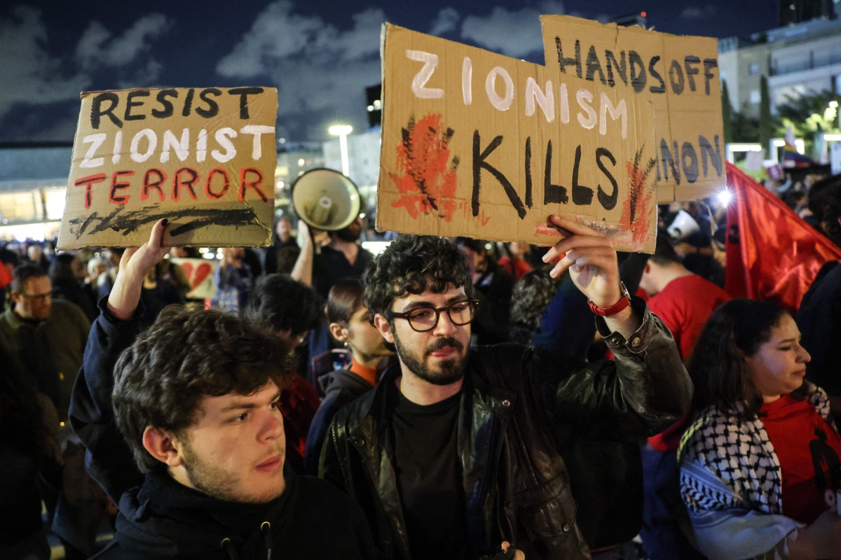 إسرائيليون يحتجون على الحرب في تل أبيب (أ ف ب)