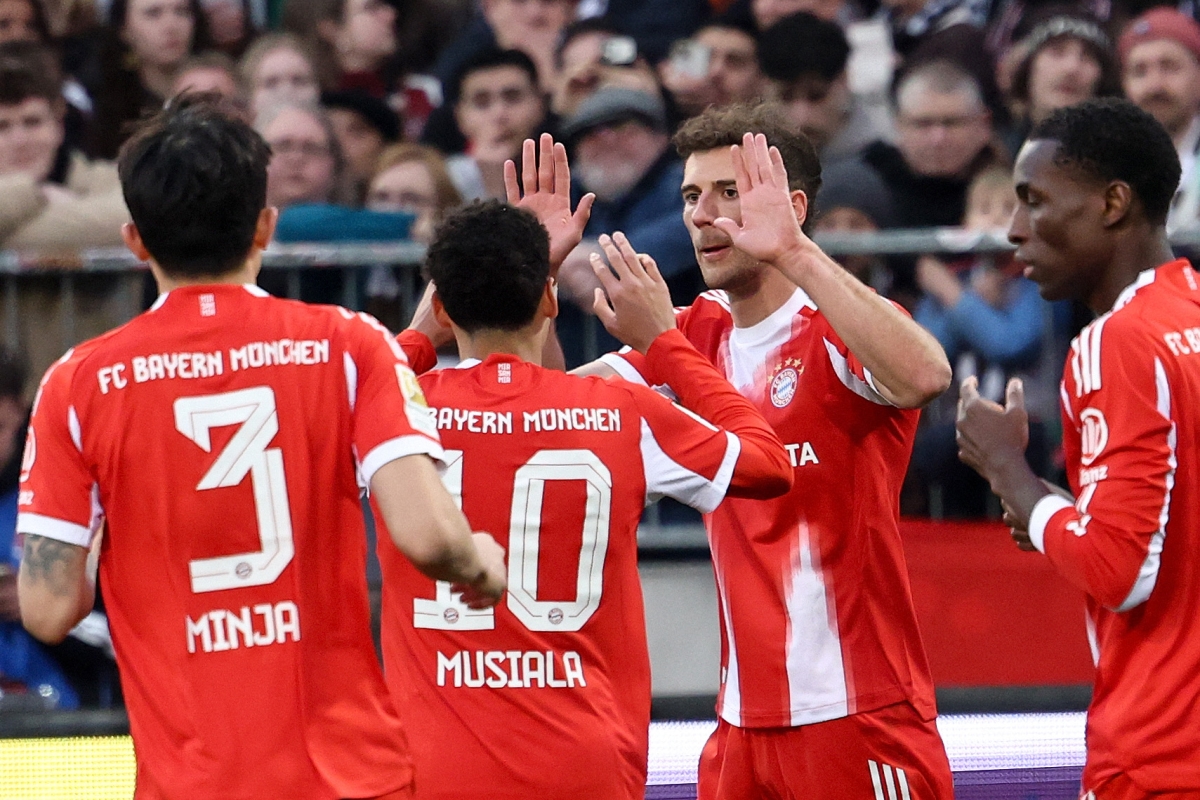  ليون غوريتسكا محتفلاً بالهدف التاريخي مع اللاعبين (أ ف ب)