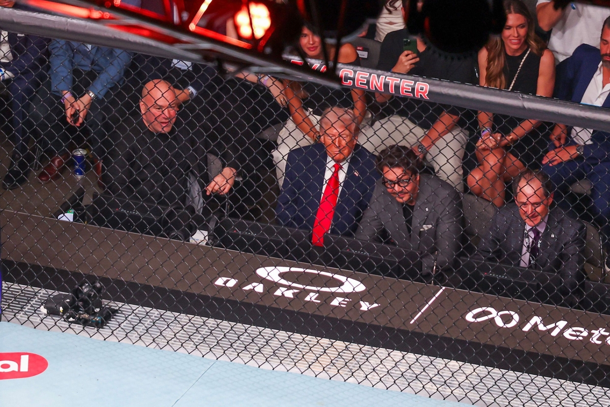 ترامب خلال حضوره نزالاً قتالياً يوم السبت