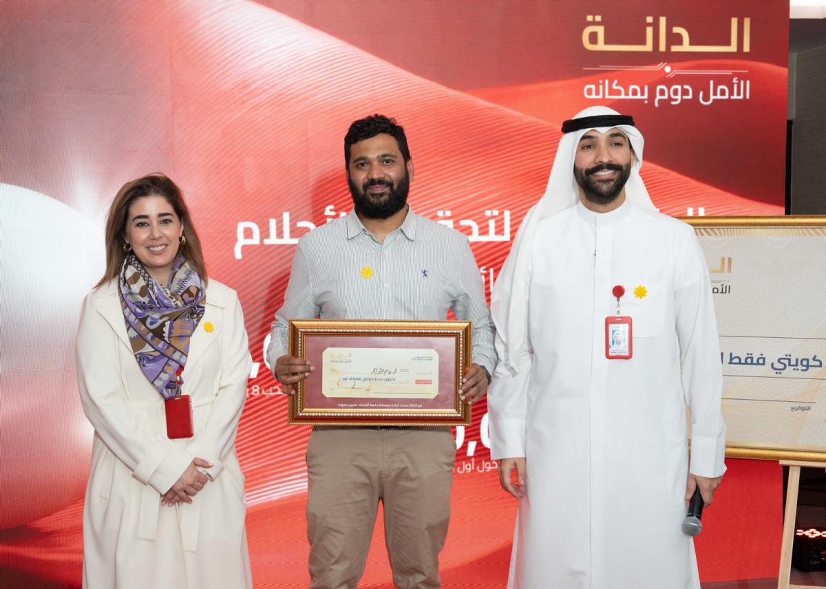 الفائز محمد جاسم بشير يتسلم شيك المليون دينار