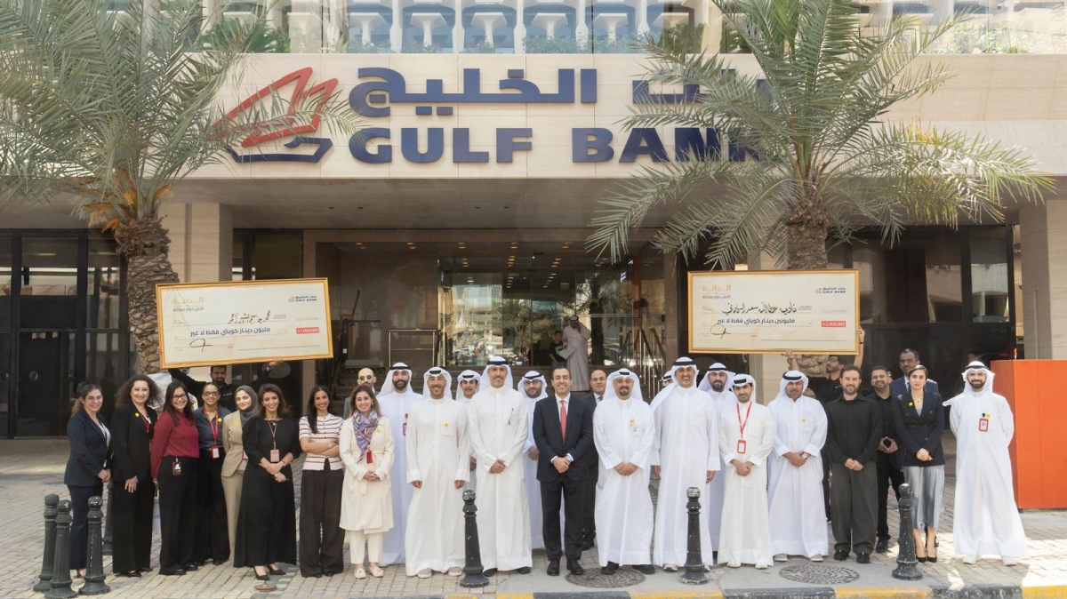 صورة جماعية للإدارة التنفيذية أمام المقر الرئيسي للبنك عقب انتهاء السحوبات