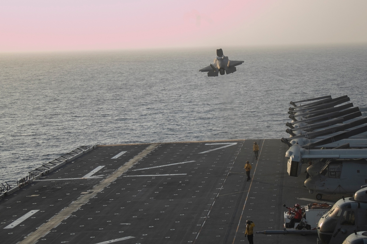 ماقتلة «إف - 35» تُقلع من على متن السفينة الحربية «تريبولي»