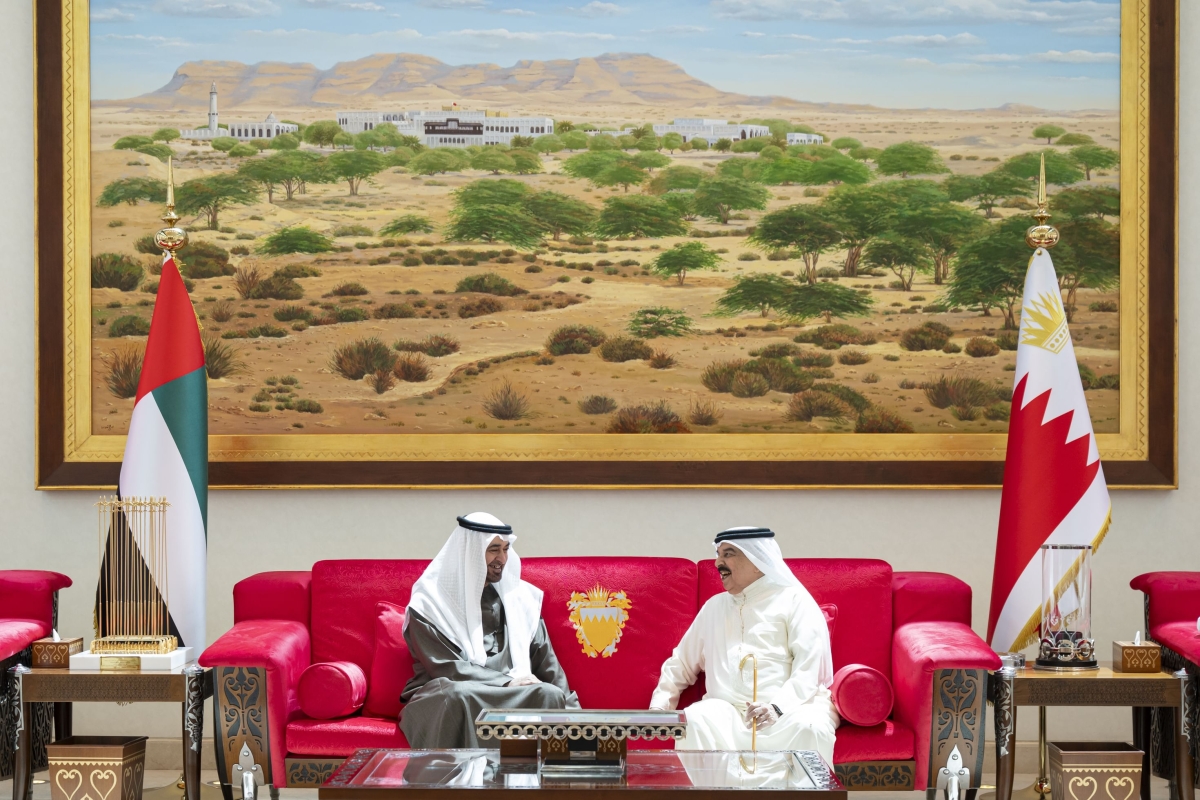 حمد بن عيسى مستقبلاً محمد بن زايد في المنامة