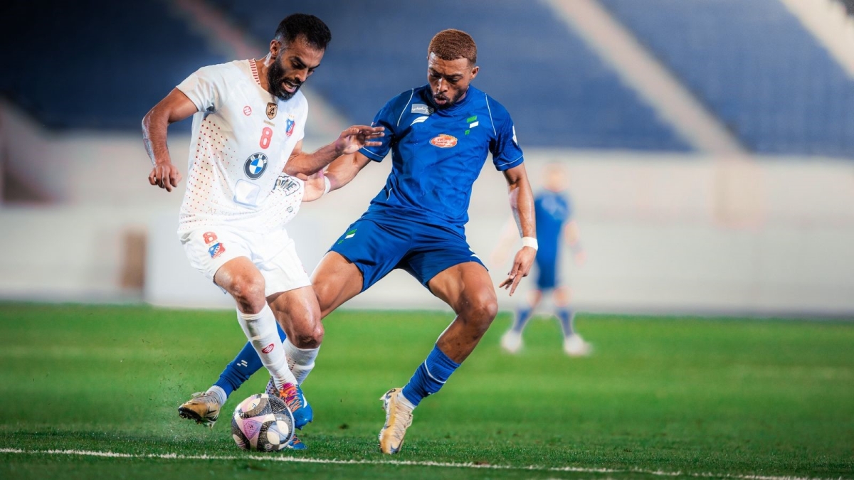 لاعب «الأبيض» أحمد الظفيري خلال المباراة أمام الفتح