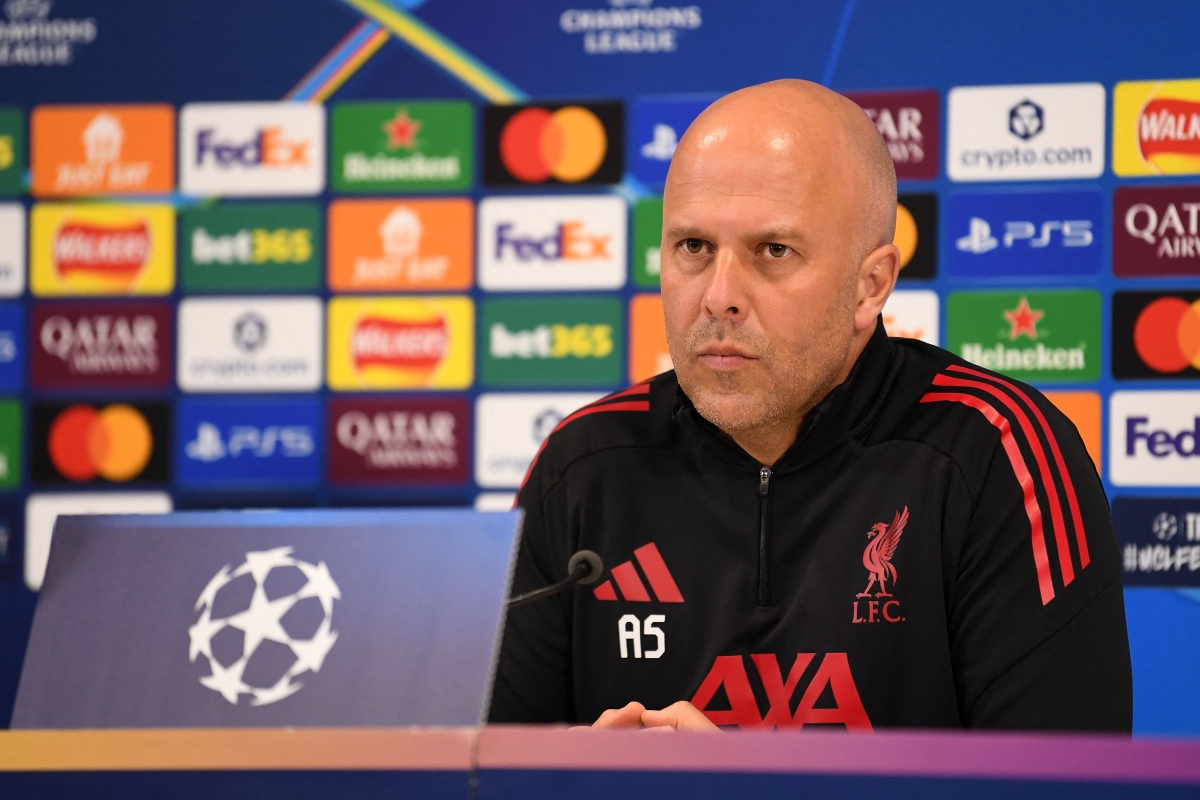 أرني سلوت متحدثاً في مؤتمر صحافي (أ ف ب)