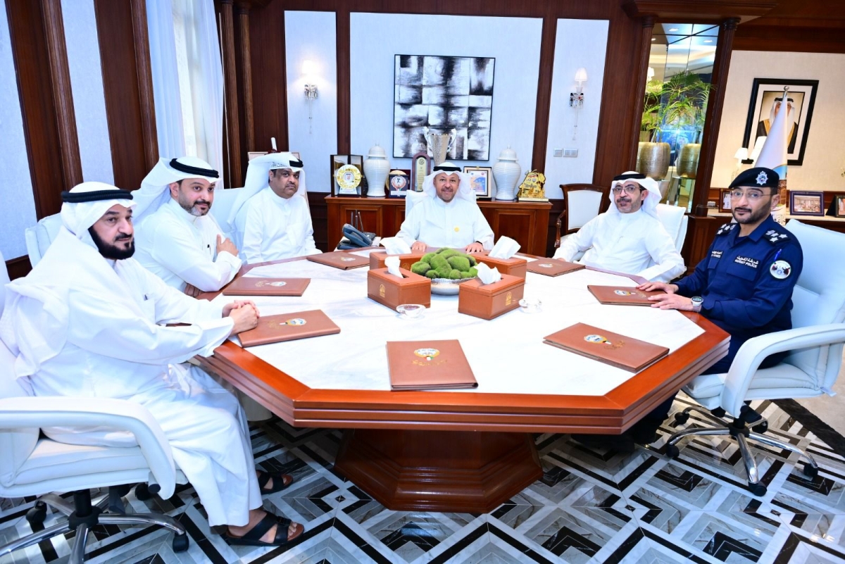 محافظ الفروانية خلال لقائه مسؤولي وزارة الأشغال