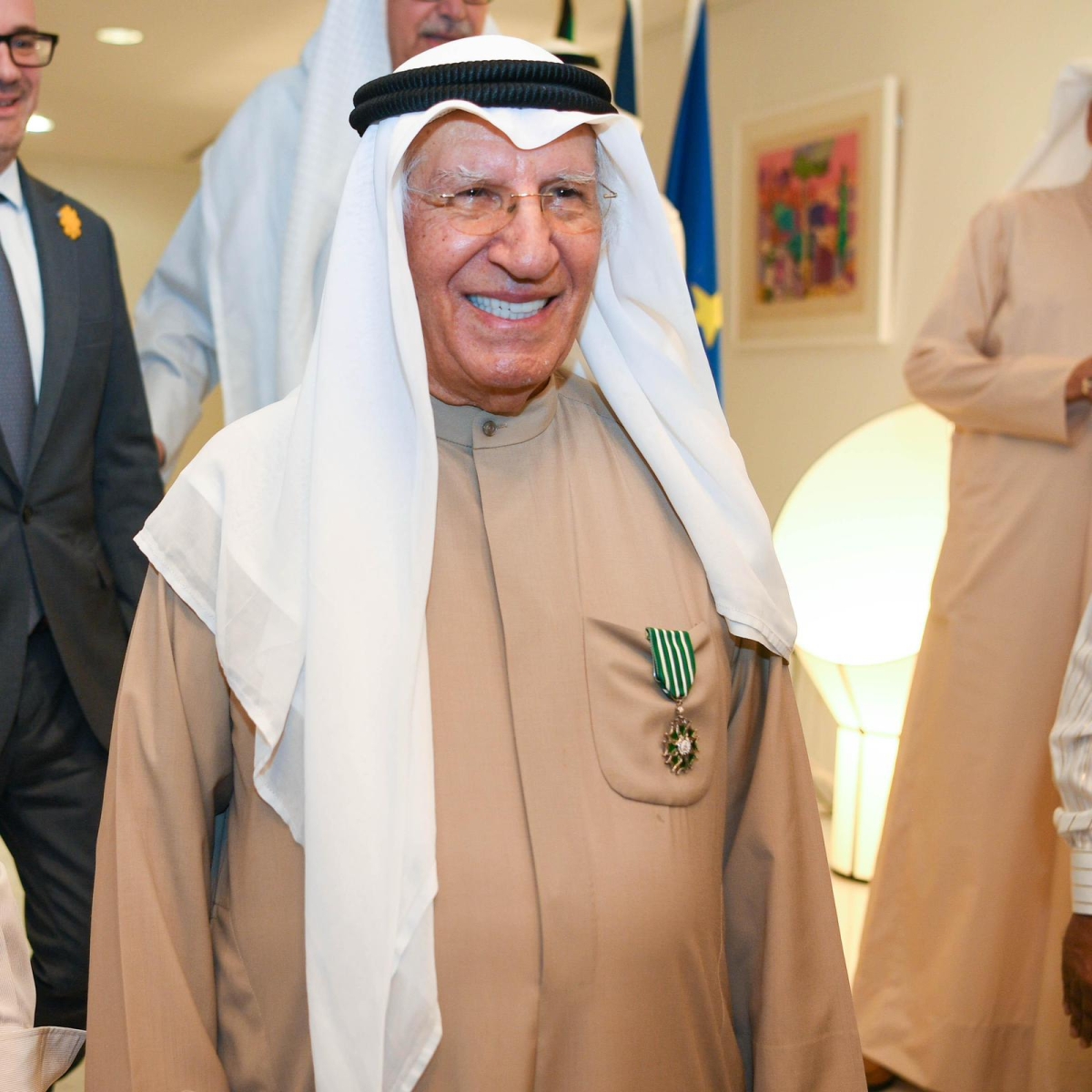 صباح الريّس موشّحاً بالوسام الفرنسي 