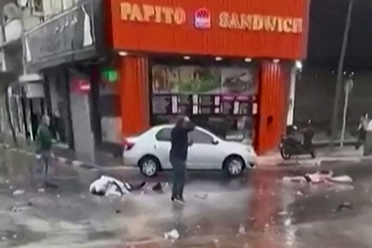 من تفجير مدينة البليدة (أ ف ب)