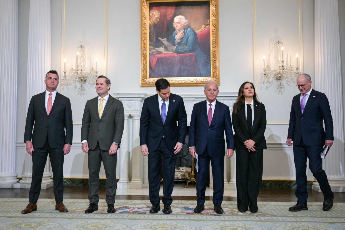 (من اليسار إلى اليمين) نيدهام ووالتز وروبيو وعيسى ومعوض ولايتر خلال صورة جماعية في الخارجية الأميركية (أ ف ب)