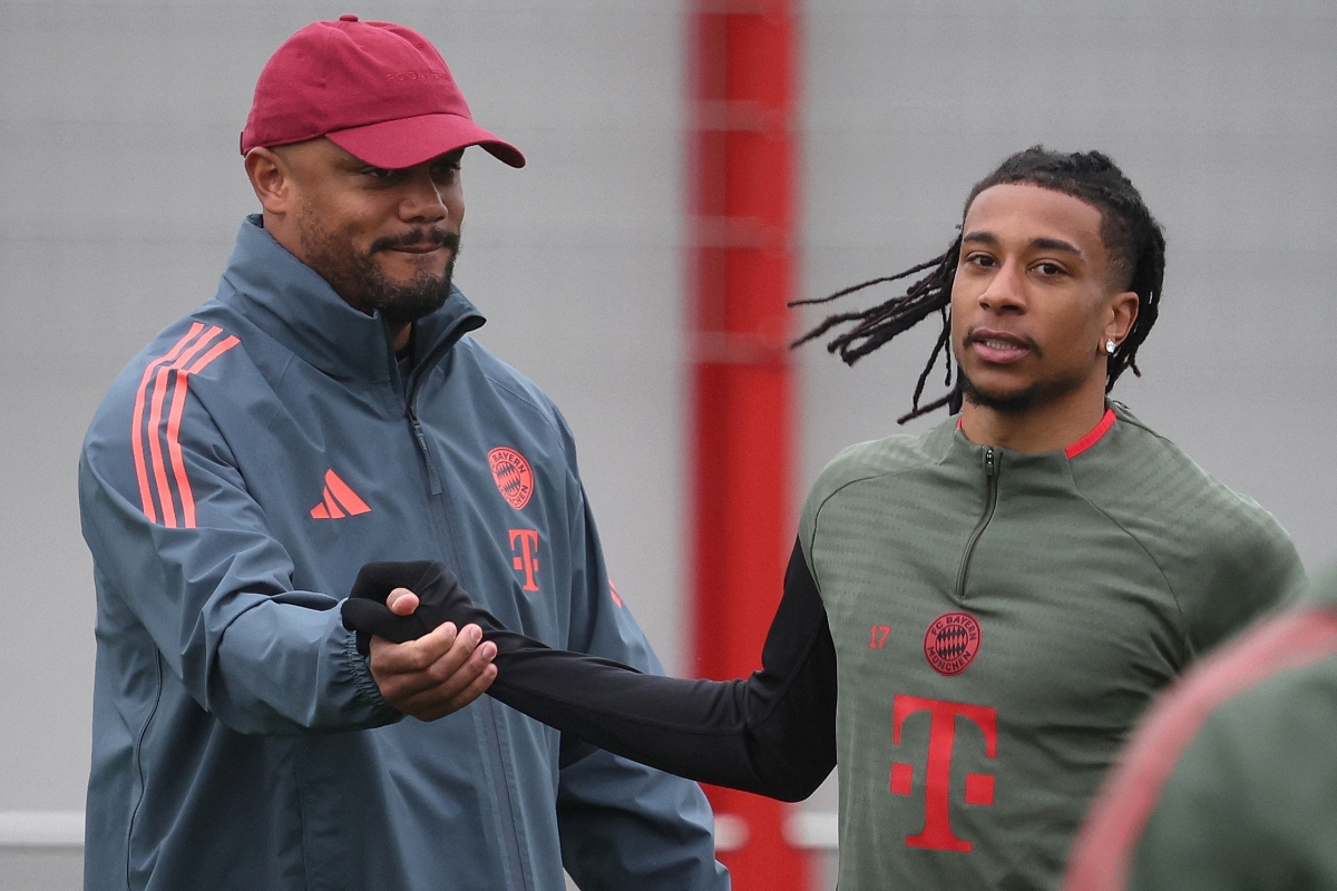 فينسنت كومباني مصافحاً مايكل أوليسيه خلال التدريب (أ ف ب)