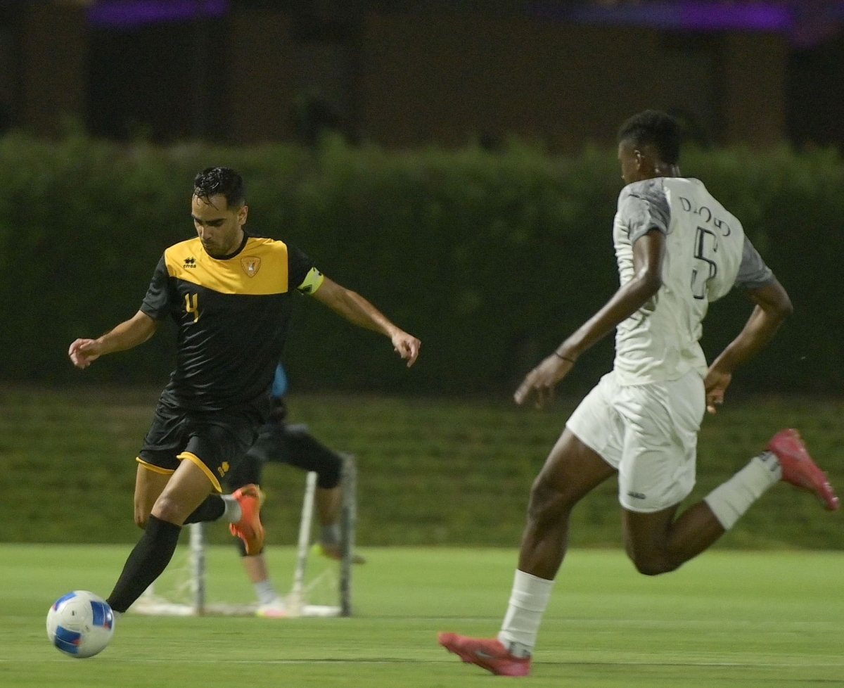 راشد الدوسري يمرر الكرة في مباراة القادسية والبدع 