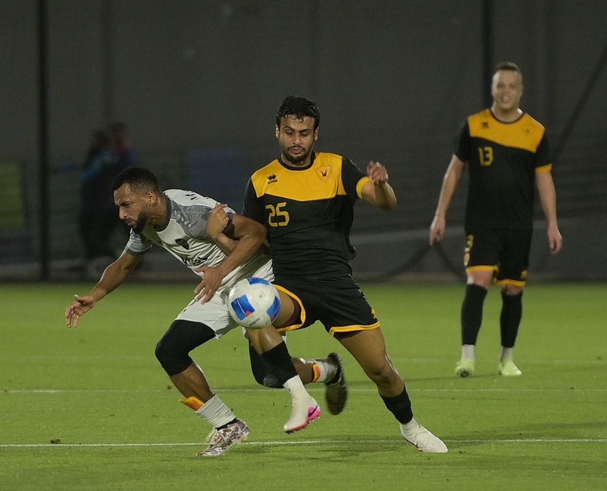 مدافع القادسية يوسف الحقان في صراع على الكرة مع لاعب البدع 