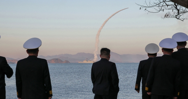 زعيم كوريا الشمالية يشرف على تجارب لصواريخ كروز وأخرى مضادة للسفن الحربية