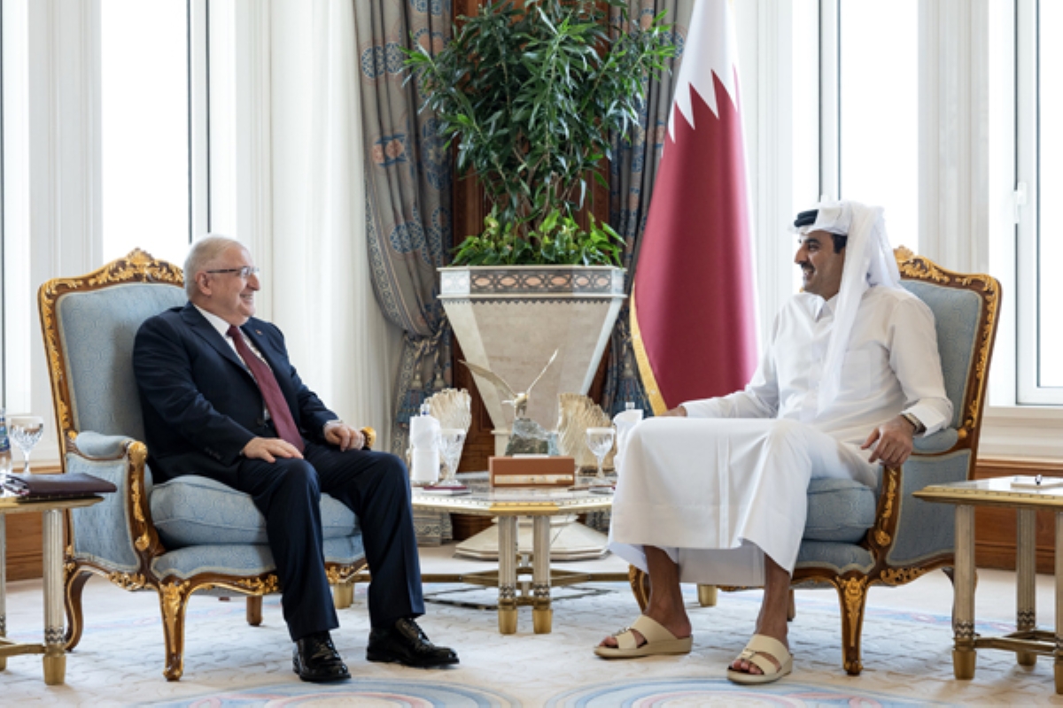 تميم بن حمد مستقبلاً وزير الدفاع التركي في الدوحة