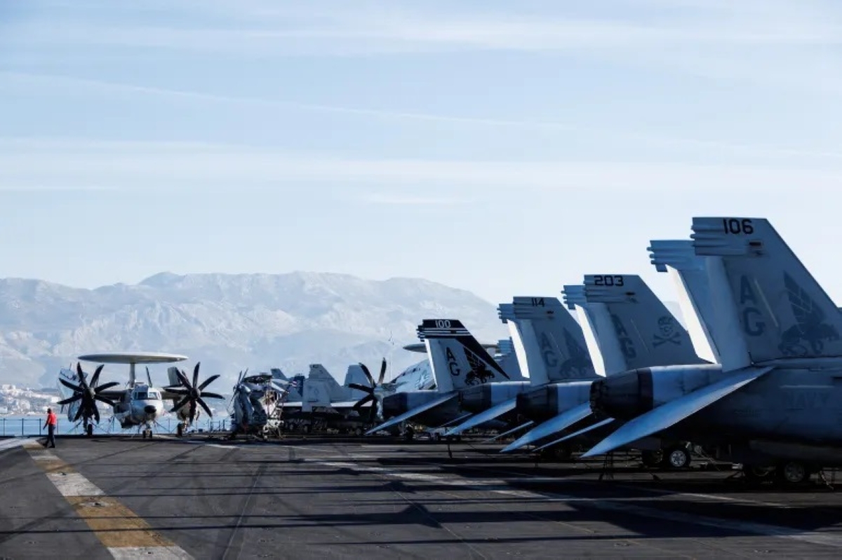 مقاتلات من طراز «إف - 18» على سطح حاملة الطائرات «بوش» (رويترز - أرشيفية)