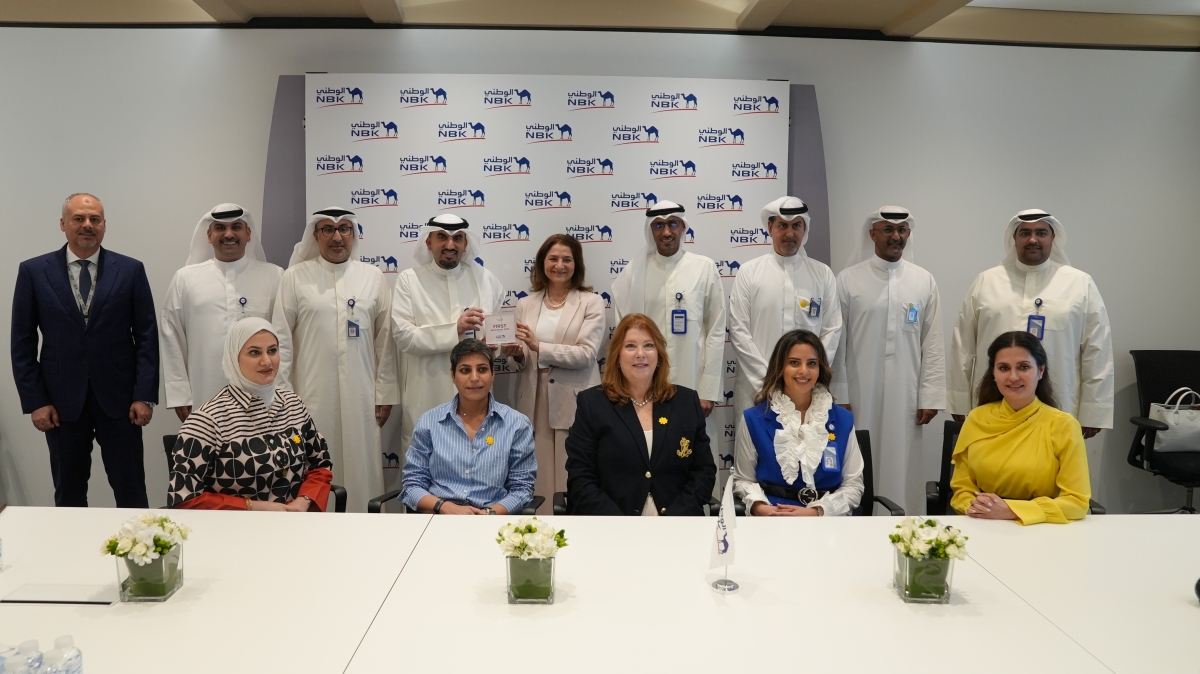 محمد العثمان وهشام النصف وفاتن أبو غزالة يتوسطون قيادات مجموعة الخدمات المصرفية الشخصية في «الوطني»