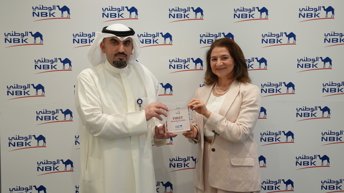 محمد العثمان يتسلم الجائزة من فاتن أبوغزالة